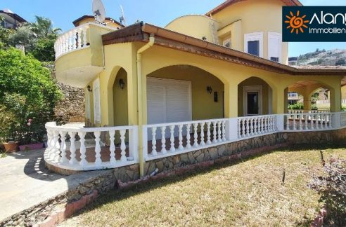 Alanya'da sahile yakın deniz manzaralı satılık villa 1