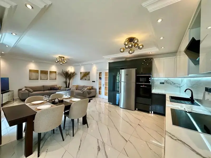 Komplett Renovierte Residenz Wohnung 5678
