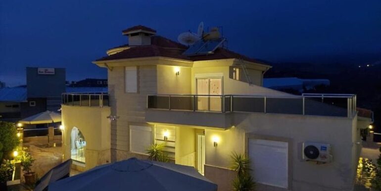 Alanya Strandnahe private Villa mit Pool und Garage 1
